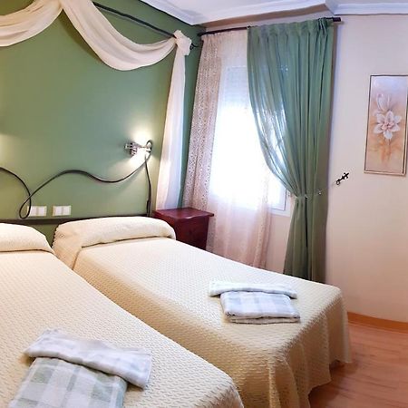 Hostal De La Torre Hostal Economico Valladolid Kültér fotó