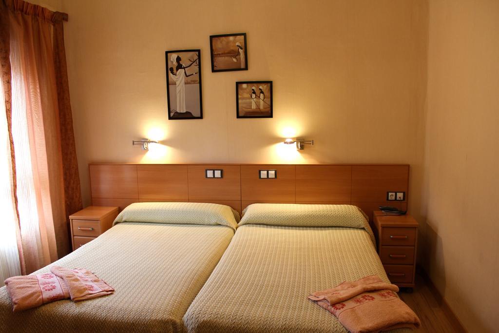 Hostal De La Torre Hostal Economico Valladolid Szoba fotó