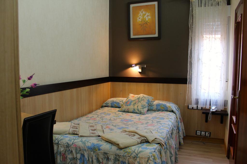 Hostal De La Torre Hostal Economico Valladolid Szoba fotó