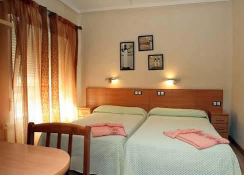 Hostal De La Torre Hostal Economico Valladolid Kültér fotó