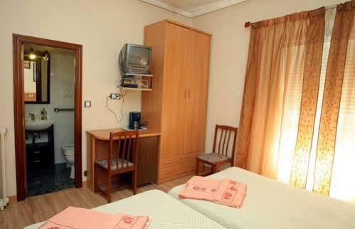 Hostal De La Torre Hostal Economico Valladolid Kültér fotó