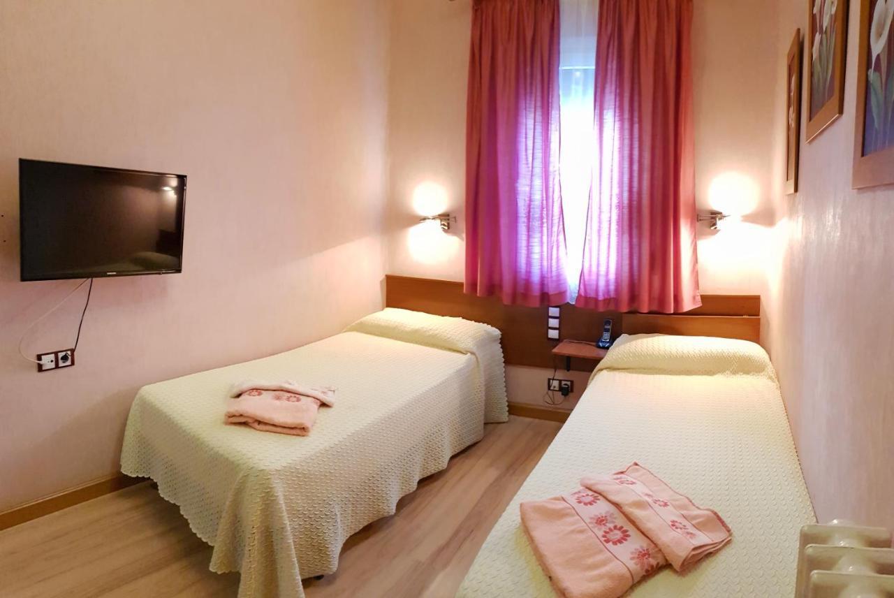 Hostal De La Torre Hostal Economico Valladolid Kültér fotó