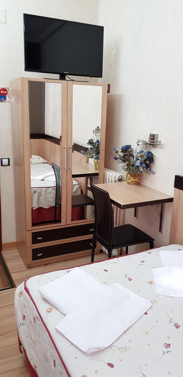 Hostal De La Torre Hostal Economico Valladolid Kültér fotó