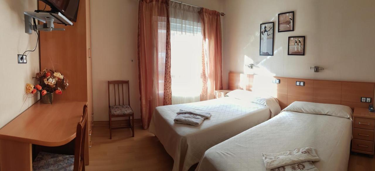 Hostal De La Torre Hostal Economico Valladolid Kültér fotó