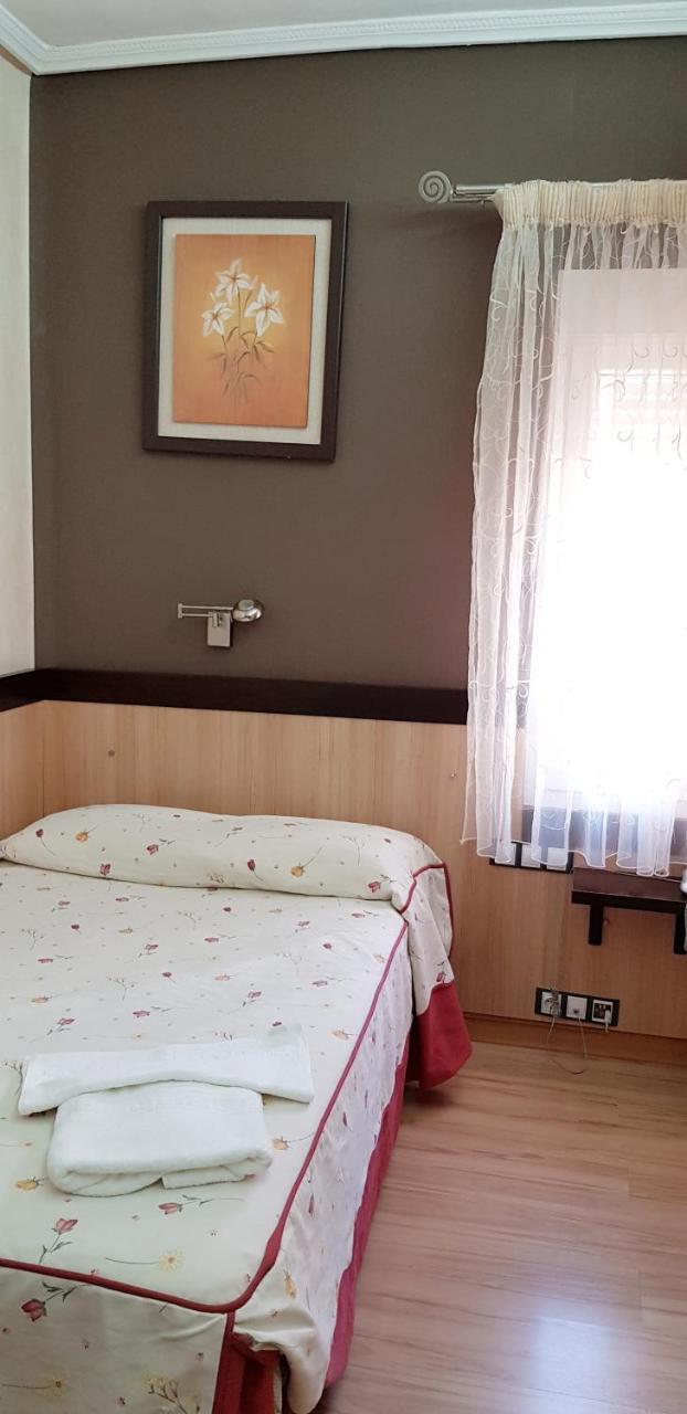 Hostal De La Torre Hostal Economico Valladolid Kültér fotó